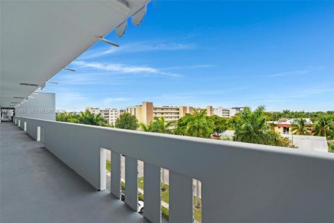 Condo in Hallandale Beach, Florida, 2 bedrooms  № 2019643 - photo 28