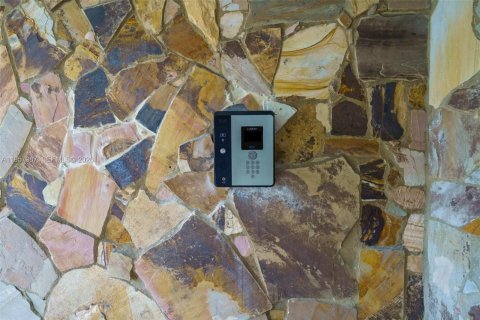 Condo in Hallandale Beach, Florida, 2 bedrooms  № 2019643 - photo 23