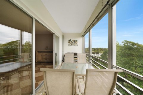 Condo in Hallandale Beach, Florida, 2 bedrooms  № 2019643 - photo 24