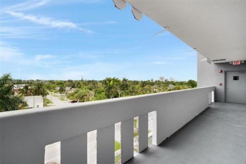 Condo in Hallandale Beach, Florida, 2 bedrooms  № 2019643 - photo 26