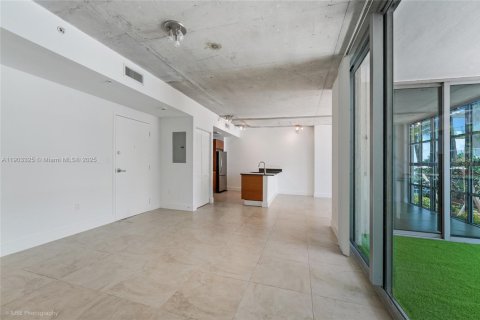 Condo in Miami, Florida, 1 bedroom  № 1964198 - photo 8