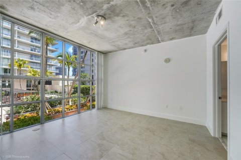 Condo in Miami, Florida, 1 bedroom  № 1964198 - photo 3