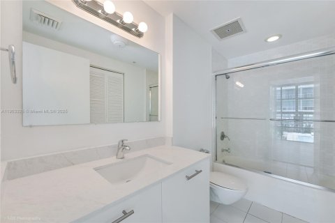 Condo in Miami, Florida, 1 bedroom  № 1964198 - photo 13
