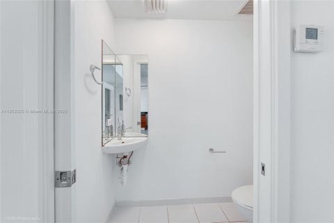 Condo in Miami, Florida, 1 bedroom  № 1964198 - photo 16