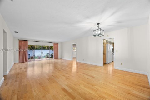 Villa ou maison à vendre à Miami, Floride: 5 chambres, 165.92 m2 № 2004689 - photo 3