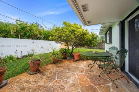 Villa ou maison à vendre à Miami, Floride: 5 chambres, 165.92 m2 № 2004689 - photo 18