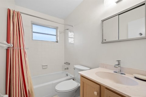 Villa ou maison à vendre à Miami, Floride: 5 chambres, 165.92 m2 № 2004689 - photo 12