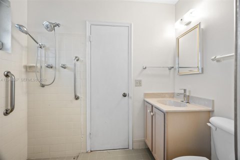 Villa ou maison à vendre à Miami, Floride: 5 chambres, 165.92 m2 № 2004689 - photo 14