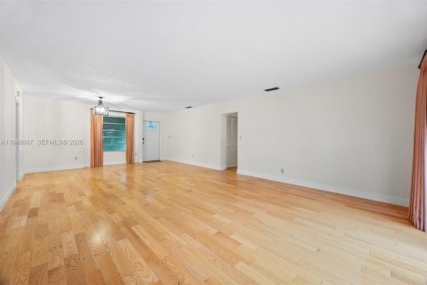 Villa ou maison à vendre à Miami, Floride: 5 chambres, 165.92 m2 № 2004689 - photo 4