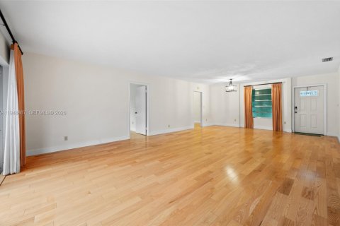 Villa ou maison à vendre à Miami, Floride: 5 chambres, 165.92 m2 № 2004689 - photo 5