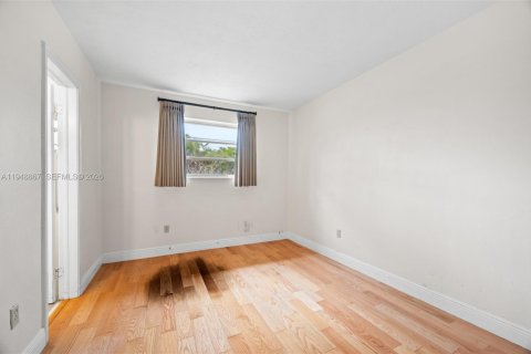 Villa ou maison à vendre à Miami, Floride: 5 chambres, 165.92 m2 № 2004689 - photo 17