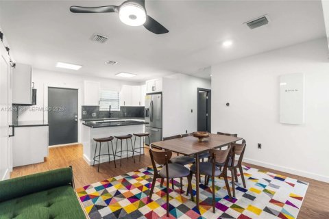 Villa ou maison à vendre à Miami, Floride: 3 chambres, 121.61 m2 № 2289111 - photo 3