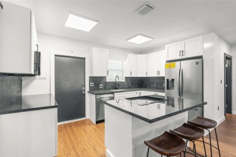 Villa ou maison à vendre à Miami, Floride: 3 chambres, 121.61 m2 № 2289111 - photo 2