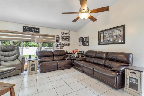 House in Miramar, Florida 4 bedrooms, 151.62 sq.m. № 1836743 - photo 13