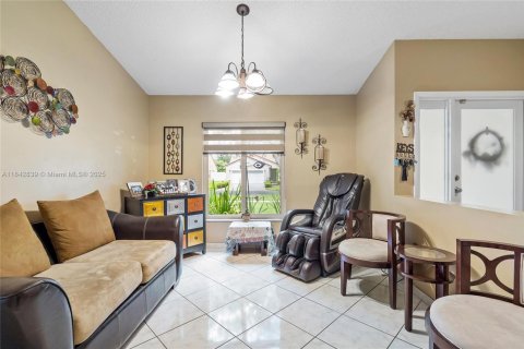 House in Miramar, Florida 4 bedrooms, 151.62 sq.m. № 1836743 - photo 7