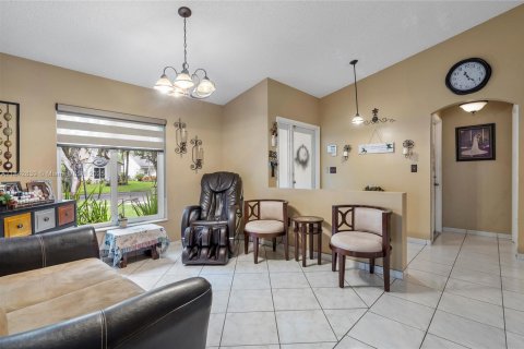 House in Miramar, Florida 4 bedrooms, 151.62 sq.m. № 1836743 - photo 8