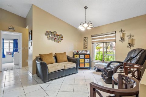 House in Miramar, Florida 4 bedrooms, 151.62 sq.m. № 1836743 - photo 6