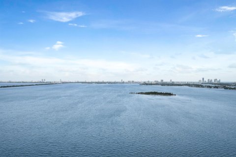 Condominio en alquiler en Miami, Florida, 4 dormitorios, 461.26 m2 № 1120237 - foto 1