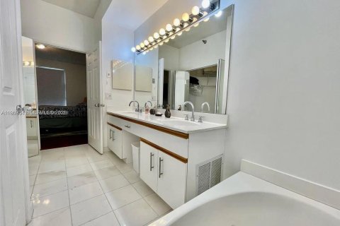 Condominio en alquiler en Aventura, Florida, 2 dormitorios, 109.72 m2 № 2030654 - foto 8