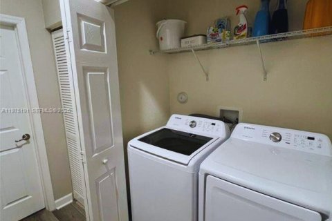 Adosado en alquiler en Miami, Florida, 3 dormitorios, 157.93 m2 № 2042742 - foto 29