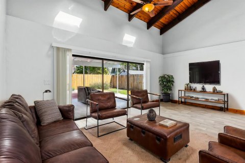House in Delray Beach, Florida 2 bedrooms, 134.43 sq.m. № 2401243 - photo 17
