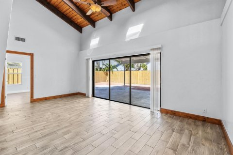 House in Delray Beach, Florida 2 bedrooms, 134.43 sq.m. № 2401243 - photo 16