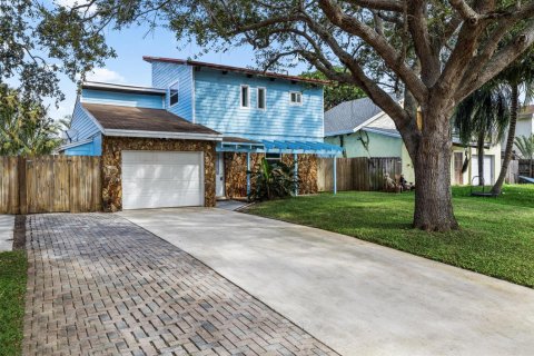 House in Delray Beach, Florida 2 bedrooms, 134.43 sq.m. № 2401243