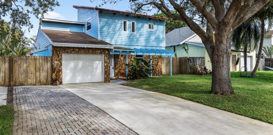 House in Delray Beach, Florida 2 bedrooms, 134.43 sq.m. № 2401243