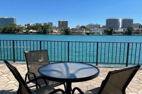 Condo in Bay Harbor Islands, Florida, 1 bedroom  № 2029694 - photo 13