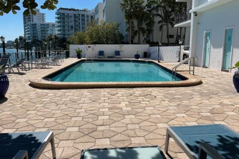 Condo in Bay Harbor Islands, Florida, 1 bedroom  № 2029694 - photo 12