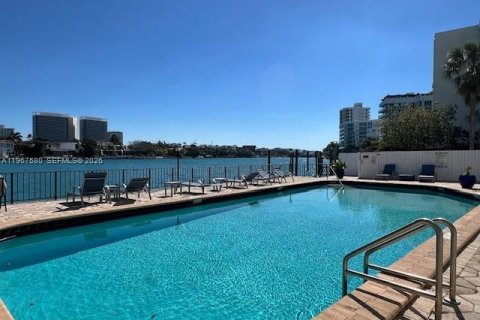 Condo in Bay Harbor Islands, Florida, 1 bedroom  № 2029694 - photo 2