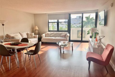 Condo in Bay Harbor Islands, Florida, 1 bedroom  № 2029694 - photo 3