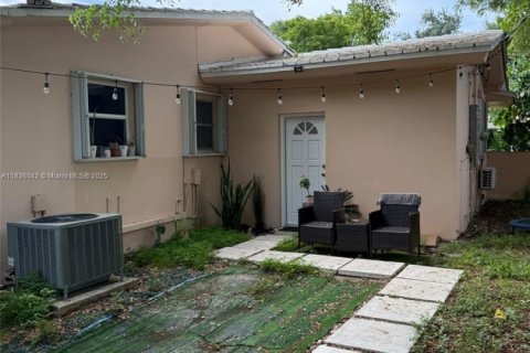 House in Miami Shores, Florida 3 bedrooms, 140.1 sq.m. № 1841172 - photo 5