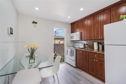 Casa en alquiler en Miami, Florida, 2 dormitorios, 125.42 m2 № 1975766 - foto 4