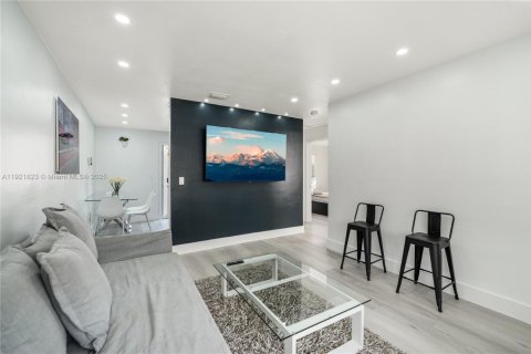 Casa en alquiler en Miami, Florida, 2 dormitorios, 125.42 m2 № 1975766 - foto 1