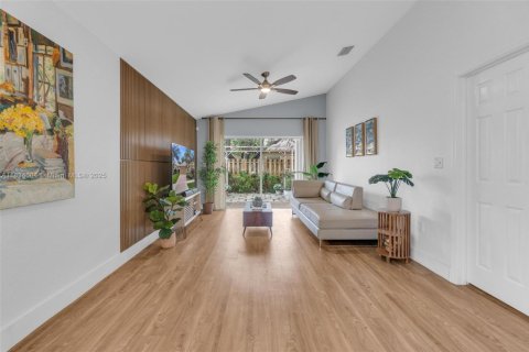 House in Weston, Florida 3 bedrooms, 150.04 sq.m. № 1821715 - photo 11