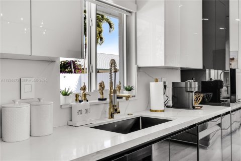 Casa en venta en Miami, Florida, 3 dormitorios, 150.04 m2 № 1984326 - foto 10