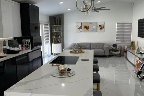 Casa en venta en Miami, Florida, 3 dormitorios, 150.04 m2 № 1984326 - foto 6