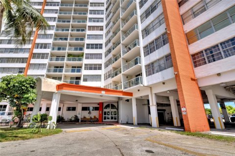 Apartamento en alquiler en Miami, Florida, 1 dormitorio, 79.99 m2 № 1713696 - foto 2