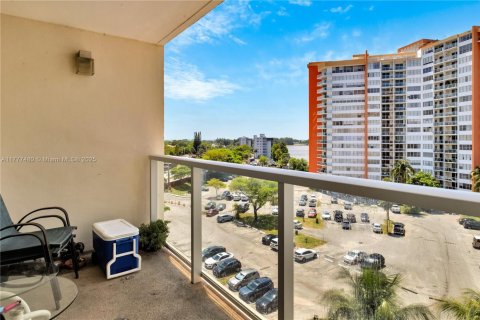 Apartamento en alquiler en Miami, Florida, 1 dormitorio, 79.99 m2 № 1713696 - foto 11