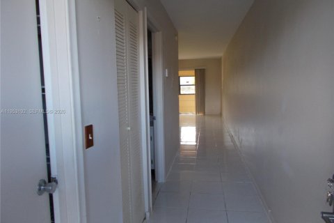 Condominio en venta en Pembroke Pines, Florida, 47.75 m2 № 2008779 - foto 5