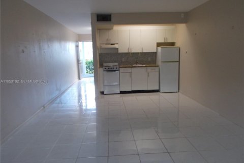 Condominio en venta en Pembroke Pines, Florida, 47.75 m2 № 2008779 - foto 15