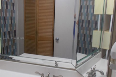 Condominio en venta en Pembroke Pines, Florida, 47.75 m2 № 2008779 - foto 12