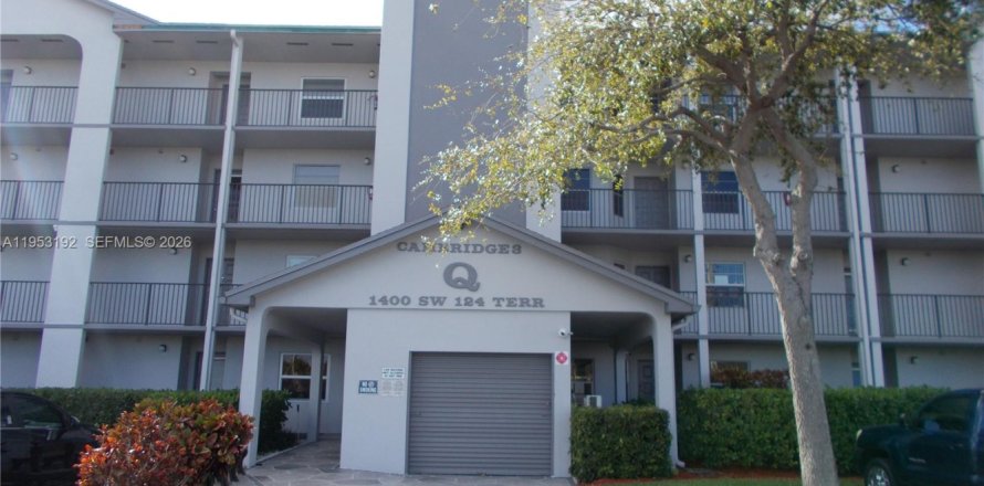 Estudio en el Condominio en Pembroke Pines, Florida  № 2008779