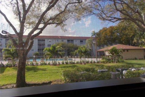 Condominio en venta en Pembroke Pines, Florida, 47.75 m2 № 2008779 - foto 19