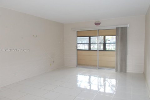 Condominio en venta en Pembroke Pines, Florida, 47.75 m2 № 2008779 - foto 16