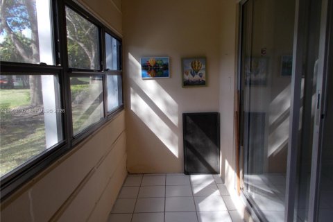 Condominio en venta en Pembroke Pines, Florida, 47.75 m2 № 2008779 - foto 17