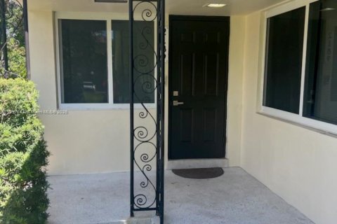 House in North Miami Beach, Florida 1 bedroom, 46.45 sq.m. № 1948782 - photo 4