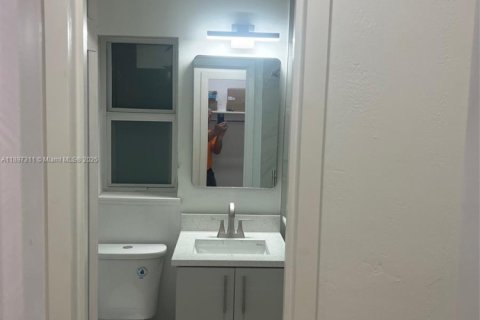 House in North Miami Beach, Florida 1 bedroom, 46.45 sq.m. № 1948782 - photo 2