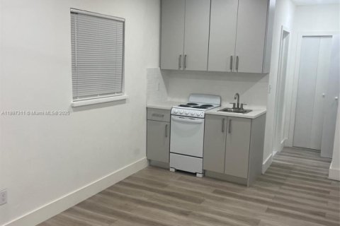 House in North Miami Beach, Florida 1 bedroom, 46.45 sq.m. № 1948782 - photo 1